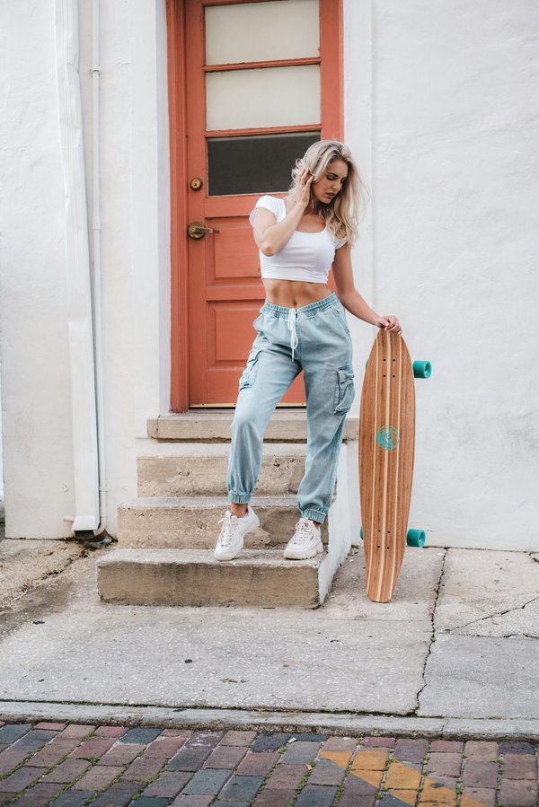 Le pantalon cargo pour femme : style et praticité réunis